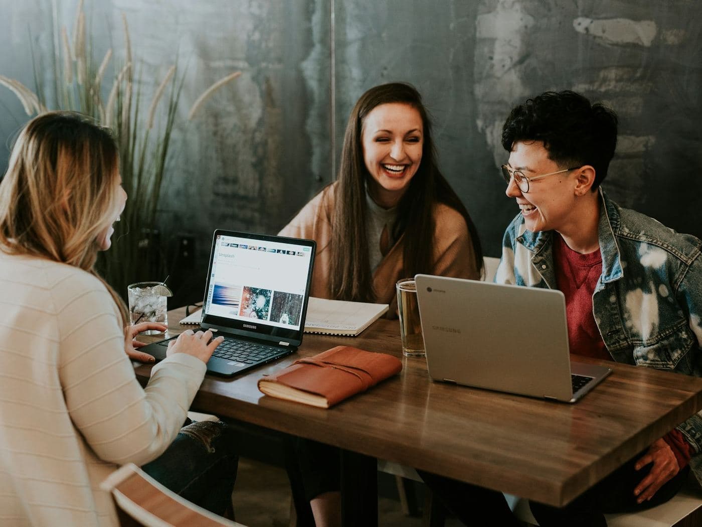 Fondatrices au travail avec leur adresse Ancre